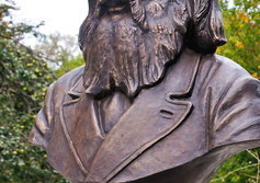 Памятник Д.И.Менделееву в Дубне Московской области