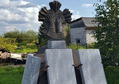 Памятная плита участникам ликвидации Чернобыльской аварии в Айкино республики Коми