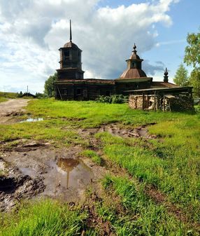 Руины храма Николая Чудотворца в деревне Вездино республики Коми