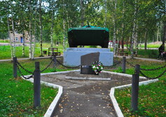 Памятник БМП-1 (боевой машины пехоты) подводникам и интернационалистам в Емве республики Коми