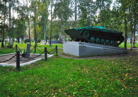 Памятник БМП-1 (боевой машины пехоты) подводникам и интернационалистам в Емве республики Коми