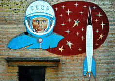 Барельефы и мозаика на стенах здания  ДПиШ города Ухты