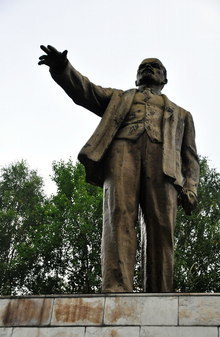 Памятник В.И.Ленину в Сосногорске республики Коми