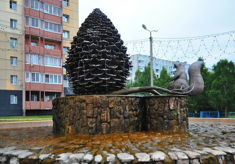 Фонтан-памятник сосновой шишке с белочкой в Сосногорске