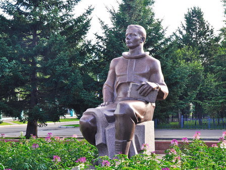 Памятник Ю.А.Гагарину в городе юности Комсомольске-на-Амуре