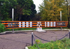 Мемориал в память о погибших судостроителях Рыбинска и военный катер