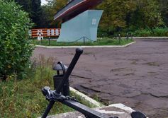 Мемориал в память о погибших судостроителях Рыбинска и военный катер