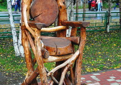 Памятники качелям, скамье примирения и креслу в Усинске