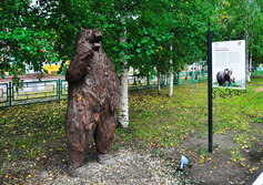 Памятники обуревшим медведям в Усинске