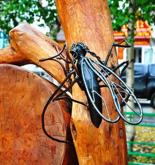 Памятники одуревшим комарам в Усинске