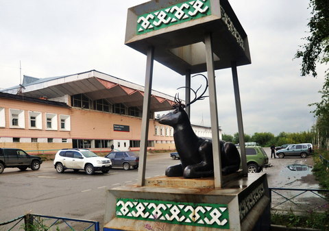 Стела с нефтяной вышкой и оленем на железнодорожном вокзала Усинска.