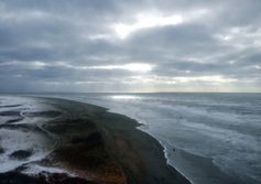 Уникальный пляж «Черные пески» западного побережья Сахалина