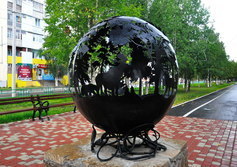 Своеобразный образ земных шаров в Усинске
