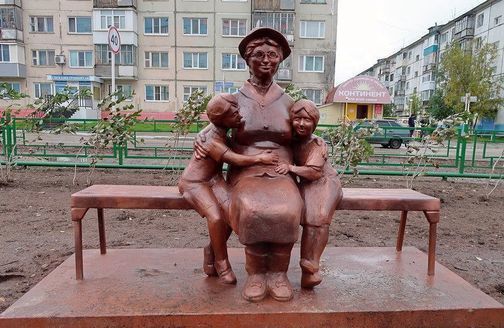 Шоковые скульптуры на "Аллее семьи" в Усинске