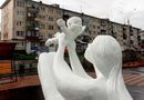 Шоковые скульптуры на "Аллее семьи" в Усинске