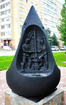 Памятник первой капельке нефти в Усинске