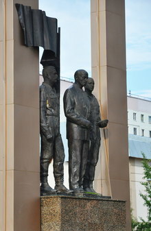 Памятник-мемориал «Защитникам Отечества» или памятник «Трёх поколений» в Усинске