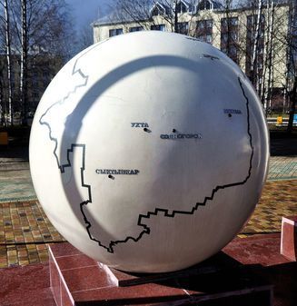 Глобус республики Коми и Доска Почета в Сыктывкаре