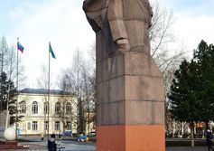 Памятник В.И.Ленину в Сыктывкаре