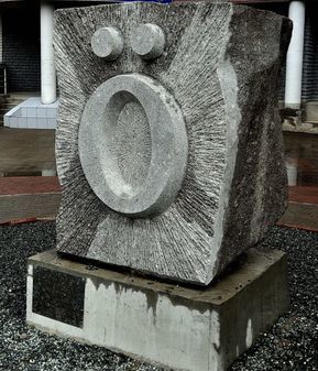 Монумент 18-ой букве "О" (умляут) Коми алфавита с двумя точками сверху