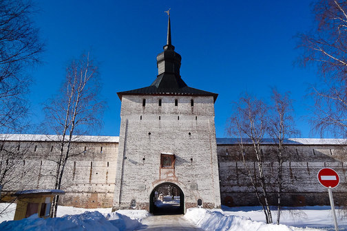 Казанская башня с въездными воротами