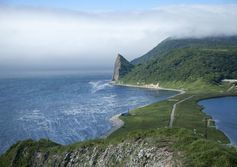 Скала Парус в бухте Первухина на острове Кунашир