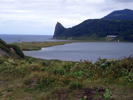 Скала Парус в бухте Первухина на острове Кунашир