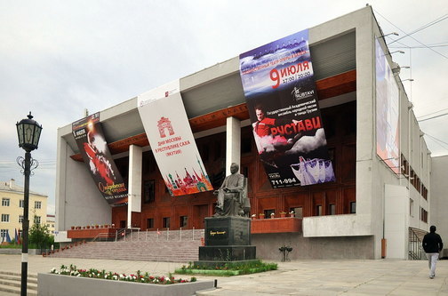 Памятник Д.К.Сивцеву-Суорун Омоллону в Якутске