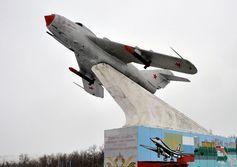 Памятник в селе Белогорское защитникам Отечества (МиГ-17) 