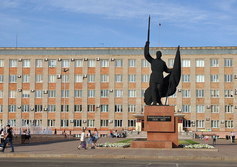Центральная площадь и памятник Борцам за власть Советов в 1918-1922гг в Уссурийске 