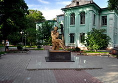 Памятник А.С.Пушкину украсил Пушкинский сквер в Уссурийске.