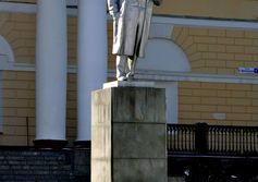 Памятник падающему Ленину в Вичуге Ивановской области