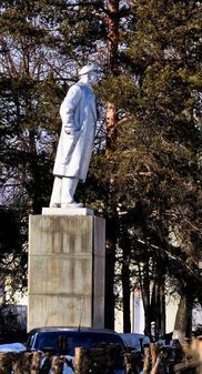 Памятник падающему Ленину в Вичуге Ивановской области