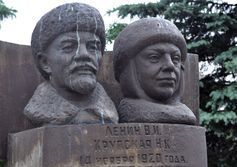 Памятник Ленину и Крупской в Яропольце Московской области.