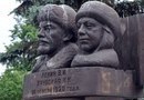 Памятник Ленину и Крупской в Яропольце Московской области.