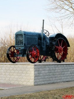 Памятник Трактору