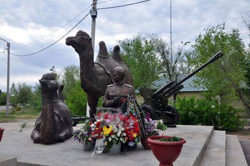 Памятник верблюдам, ой, 902-му стрелковому полку в Ахтубинске Астраханской области 