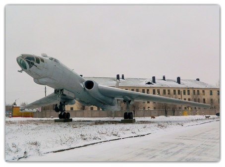Памятник самолету Ту-16 в Ахтубинске