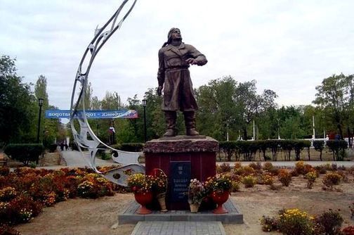 Памятник В.П.Чкалову в Ахтубинске Астраханской губернии