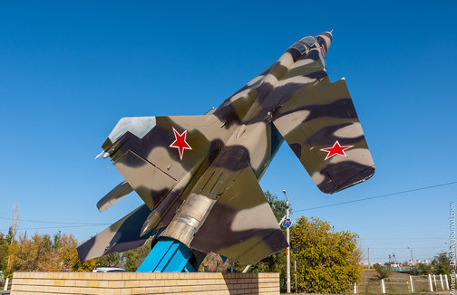 Памятник самолету МиГ-23 в Ахтубинске Астраханской губернии.