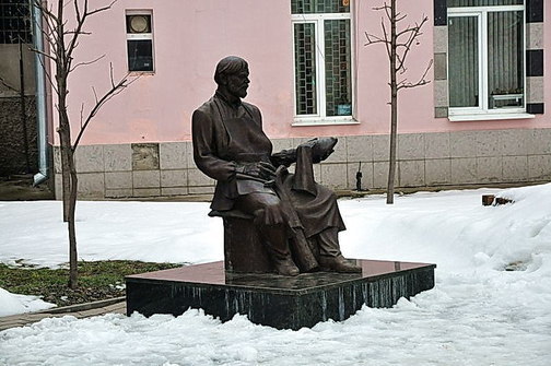 Памятник сапожнику в городе Кимры Тверской области
