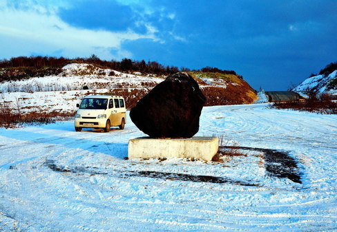Памятник первому прорабу Холмского перевала А.В.Гамову на Сахалине.