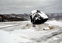 Памятник первому прорабу Холмского перевала А.В.Гамову на Сахалине.