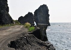 Скалы два Брата на побережье возле Новиково Сахалинской области