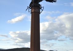 Памятник орлану в Танжеранской степи по дороге на остров Ольхон