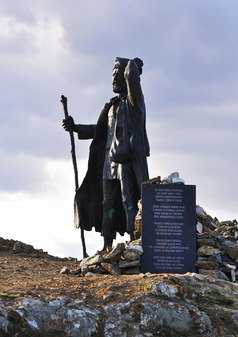 Памятник бродяге на берегу Байкала по дороге на Ольхон