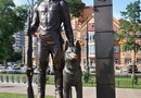 Памятник пограничнику с собакой на набережной в Благовещенске