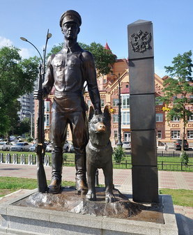 Памятник пограничнику с собакой на набережной в Благовещенске