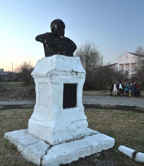 Памятник Д.Н.Мамину-Сибиряку в Ирбите Свердловской области