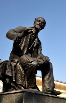 Памятник П.И.Чайковскому в Алапаевске Свердловской области
